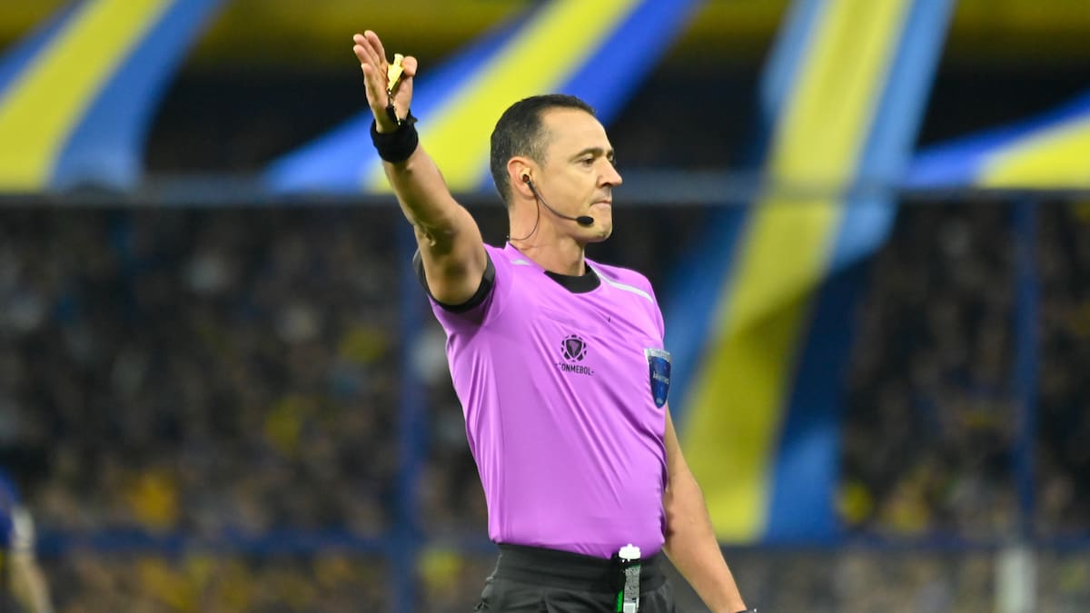 Video: Fuerte cruce entre Wilmar Roldán y Leandro Paredes con empujones de por medio
