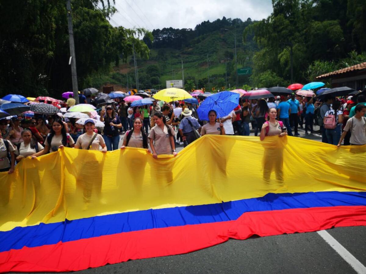 Manifestantes bloquean vías que conectan a Pereira con Quindío , Caldas y Valle del Cauca