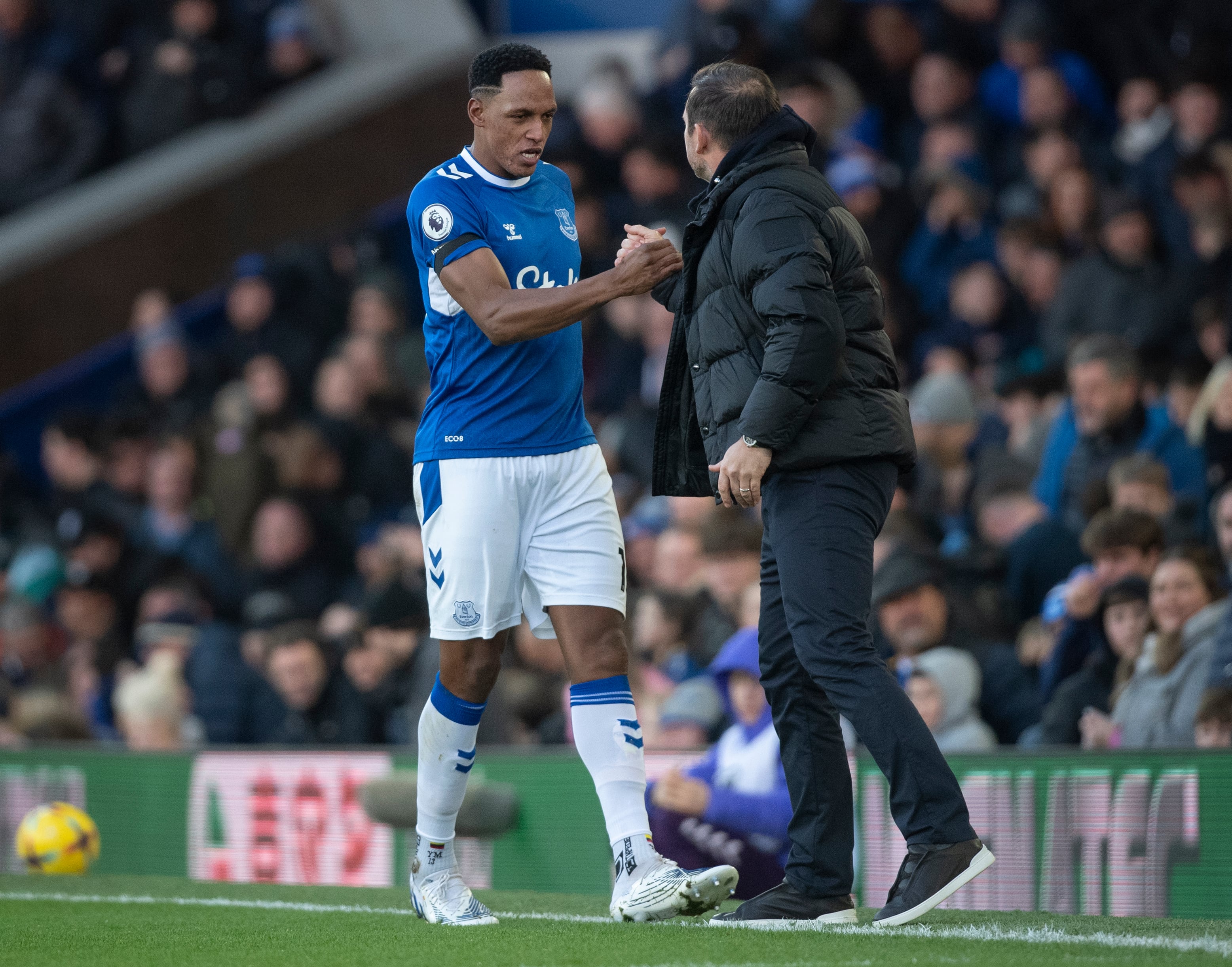 Yerry Mina en el momento de abandonar el campo de juego en el pasado duelo ante el Wolverhampton. (Photo by Joe Prior/Visionhaus via Getty Images)