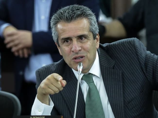 ¿No es barato comprarle al campesino que fumigar una hectárea?: Luis Fernando Velasco