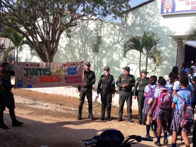 Policía realiza acompañamiento especial a estudiantes en Bolívar