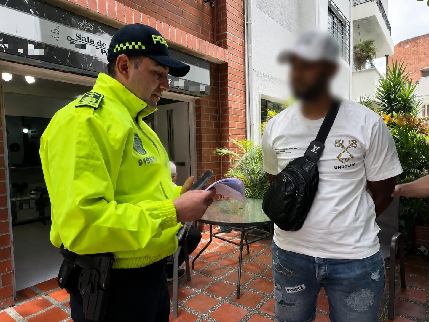 Extranjero capturado por narcotráfico en Medellín. Foto: DIJIN.