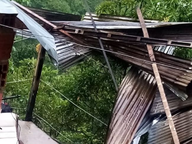 Casas destechadas y árboles caídos tras lluvias en Bucaramanga