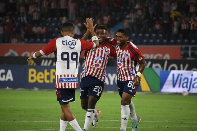 José Enamorado, Déiber Caicedo y Roberto Hinojosa celebran uno de los goles de Junior / Colprensa.