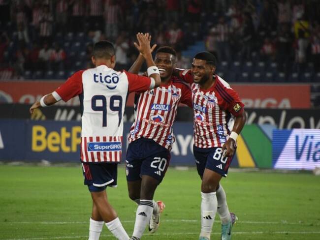José Enamorado, Déiber Caicedo y Roberto Hinojosa celebran uno de los goles de Junior / Colprensa.