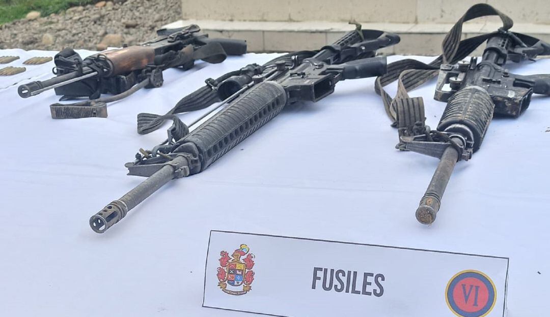 Las Fuerzas Militares dicen que son 11 disidentes FARC y fue incautado material de guerra; organizaciones sociales dicen lo contrario. 