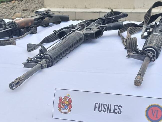 Las Fuerzas Militares dicen que son 11 disidentes FARC y fue incautado material de guerra; organizaciones sociales dicen lo contrario.