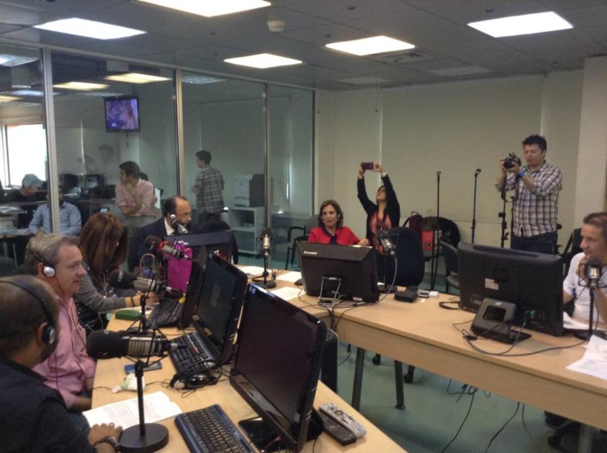 En un ambiente de nostalgia el equipo de Caracol se une para decir una vez más #GraciasPelaez.