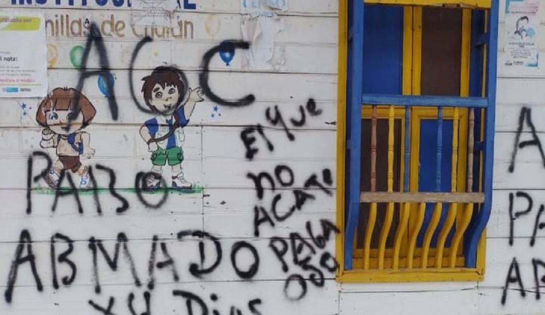 Panfletos y grafitis en las fachadas de las casas.