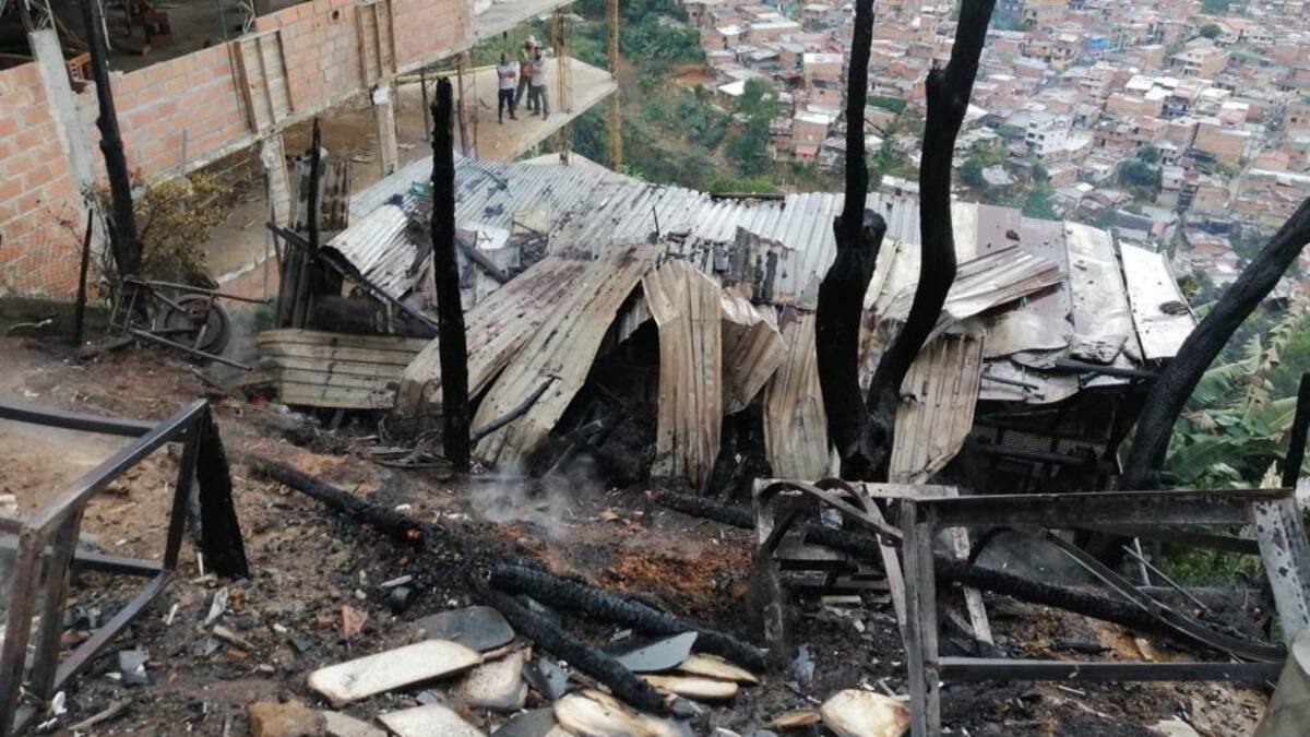 Incendio en Bello deja 130 pollos muertos, una vivienda y una fábrica incineradas