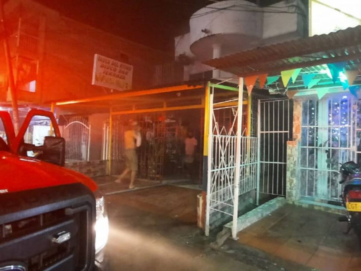 Incendio causó destrozos en restaurante bar del barrio Los Alpes