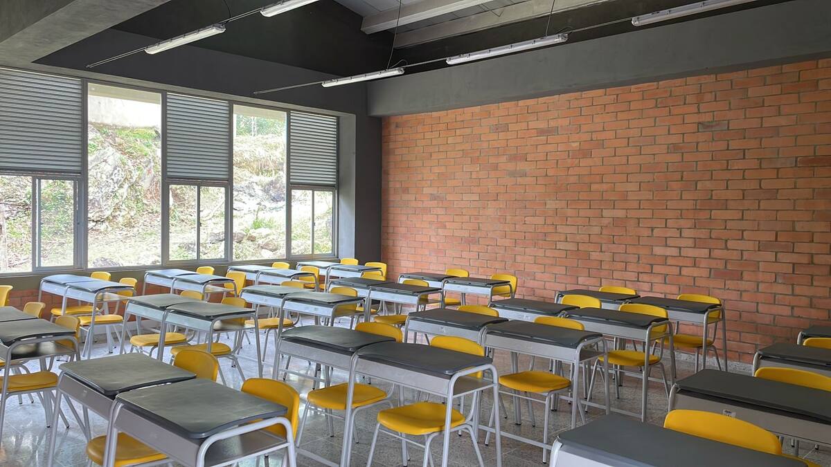 Por fin entregan colegio FFIE en Maripí, niños ya no estudiarán más en la plaza de mercado
