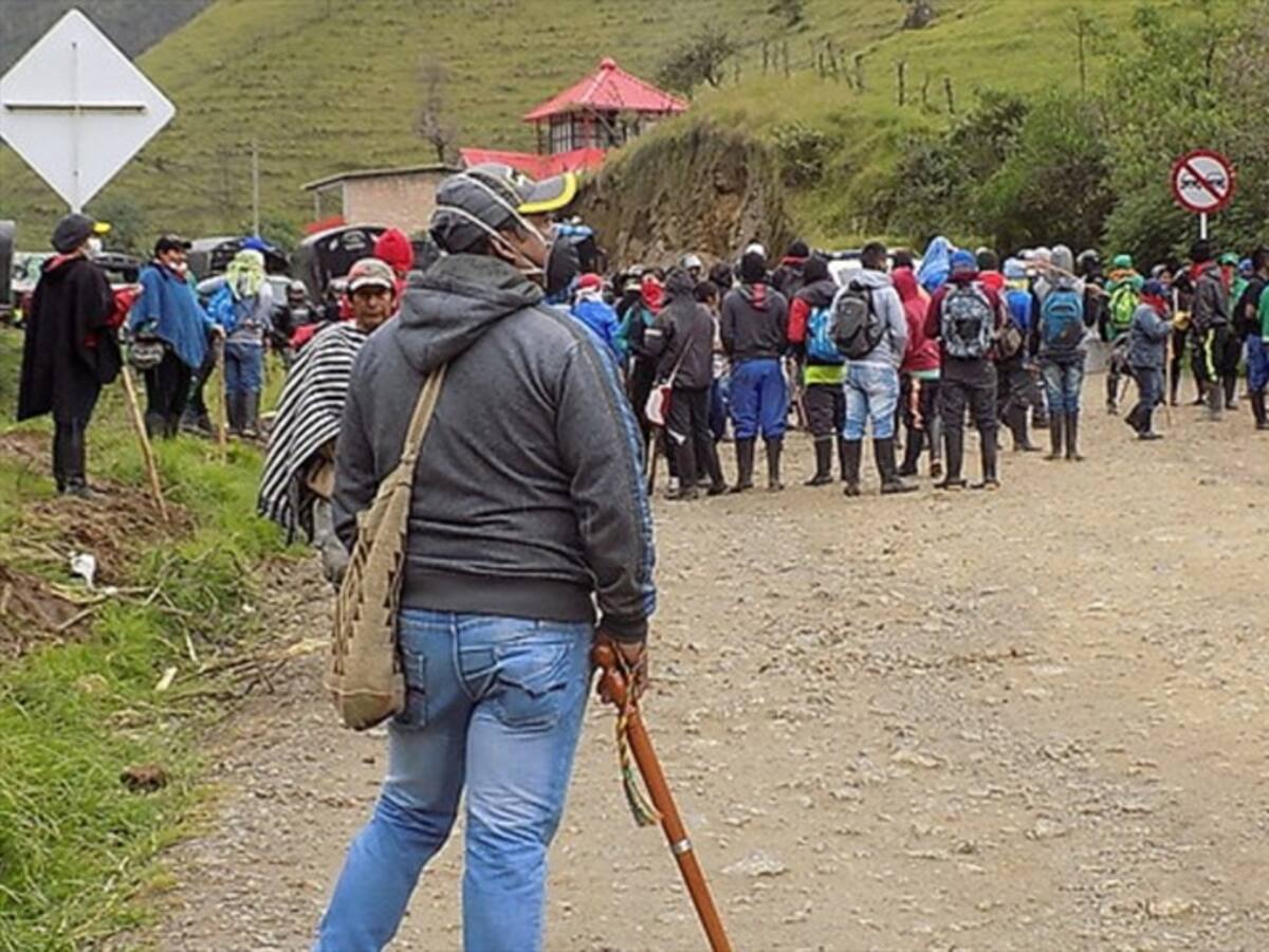 Fuertes enfrentamientos entre Policía e indígenas en la vía Panamericana en Cauca