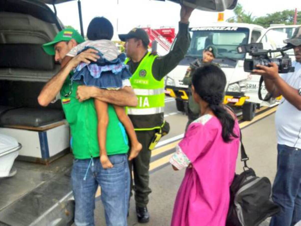 En helicóptero de la Fuerza Aérea rescatan a dos niños con desnutrición en la Alta Guajira