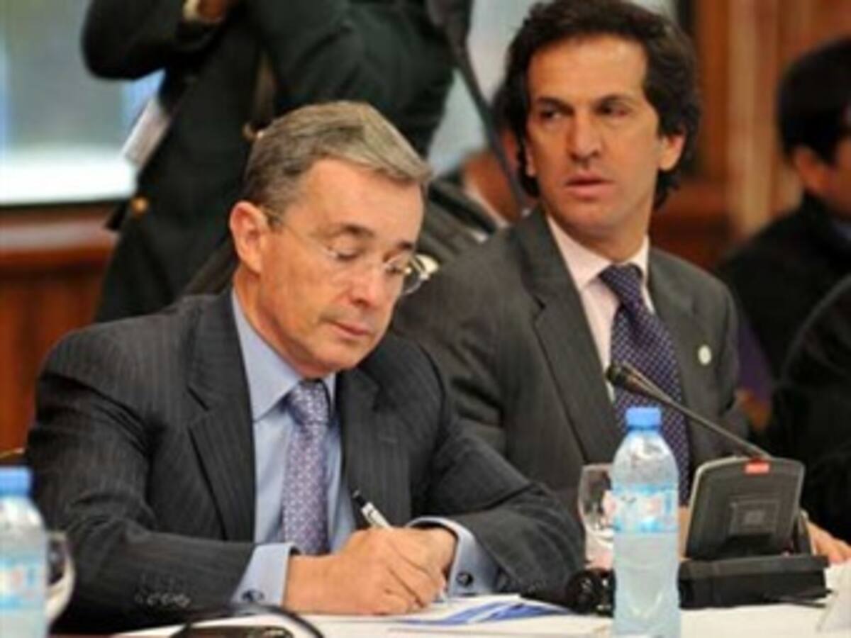 Uribe evalúa si debe dejar de transmitir los consejos comunales