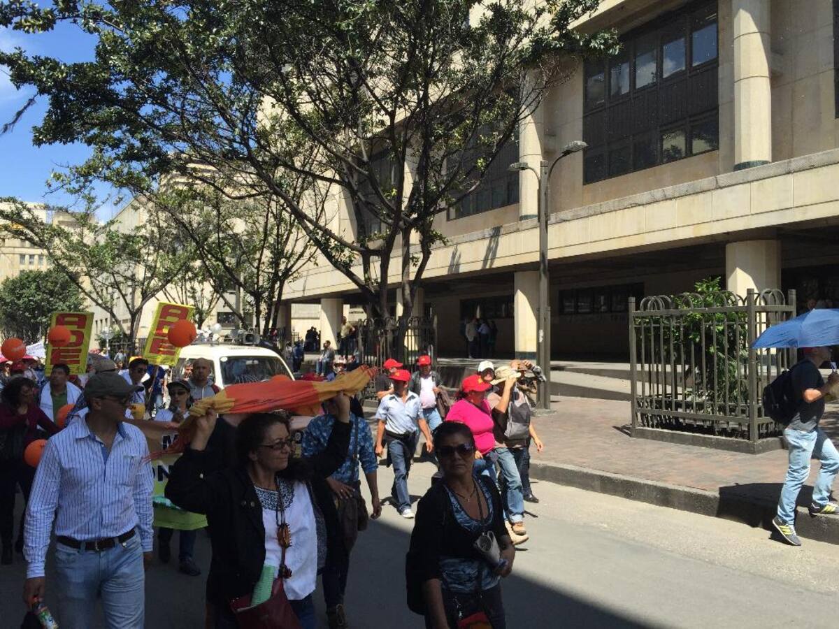 Los docentes arribaron a la Plaza de Bolivar de Bogotá tras radicar pliego de peticiones en el Ministerio de Educación.