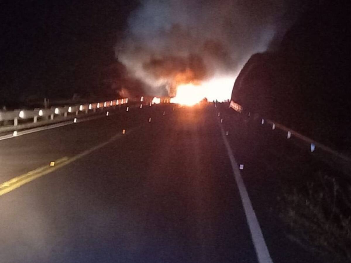 Investigan si vehículo incinerado en Bolívar tenía artefactos explosivos