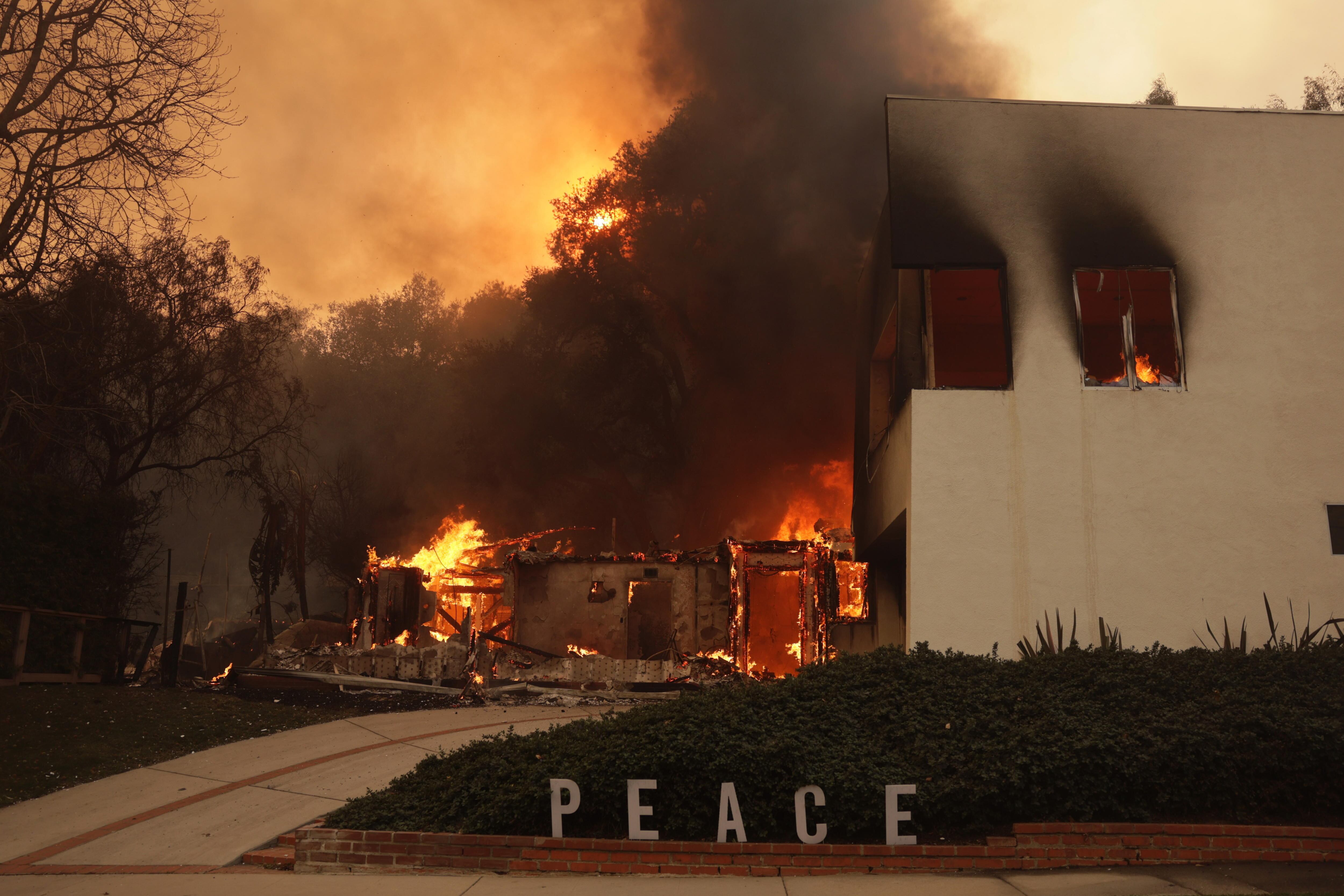 Los Angeles (United States), 08/01/2025.- A home burns from the Palisades wildfire in the Pacific Palisades neighborhood of Los Angeles, California, USA, 08 January 2025. According to data from California Department of Forestry and Fire Protection (CAL FIRE), multiple wildfires are burning across thousands of acres and forced tens of thousands of evacuations in the Los Angeles area. (incendio forestal) EFE/EPA/ALLISON DINNER