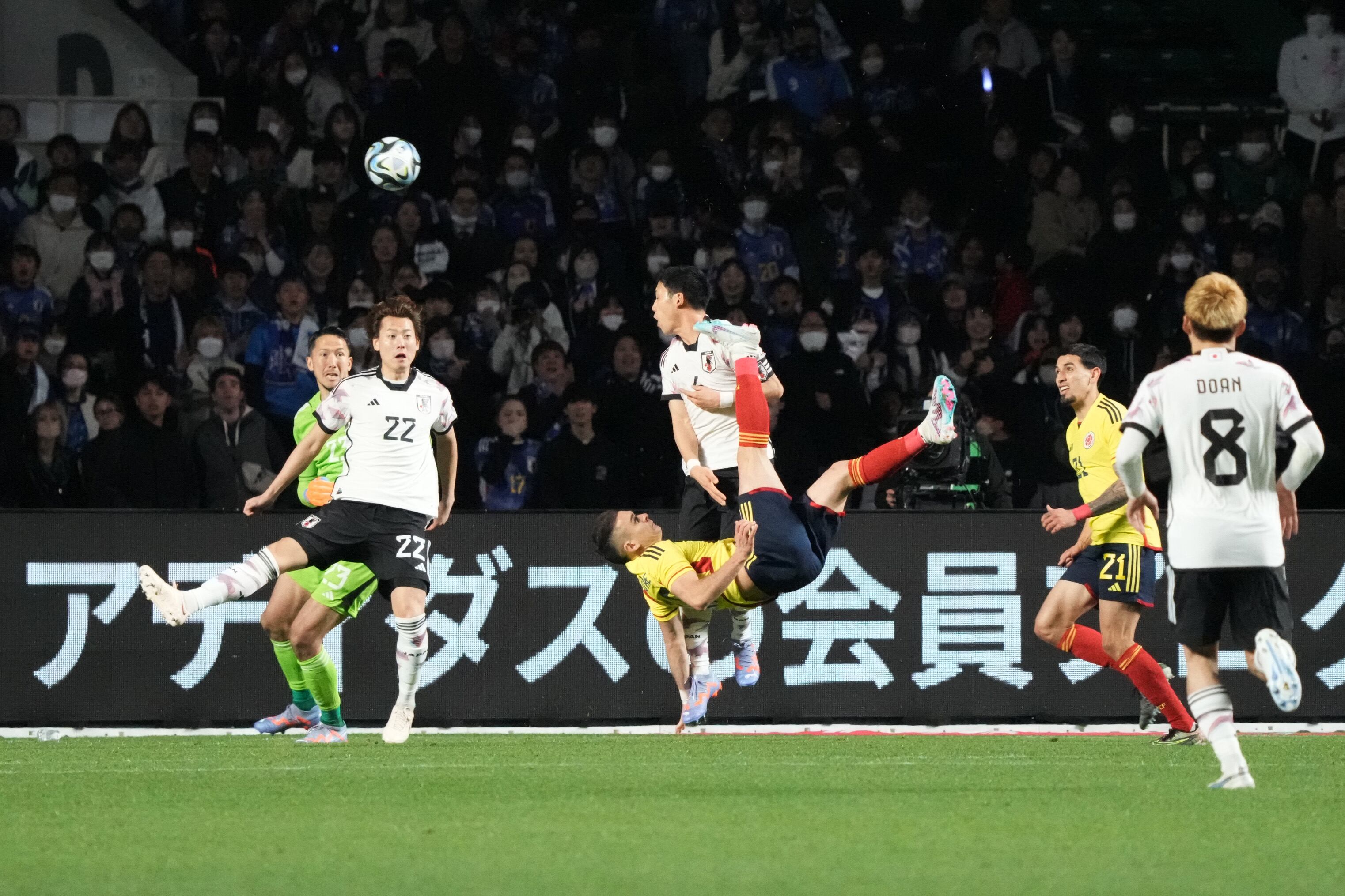 Rafael Santos Borré y su espectacular gol de chilena ante Japón. (Photo by Koji Watanabe/Getty Images)