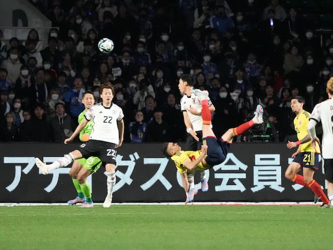 Rafael Santos Borré y su espectacular gol de chilena ante Japón. (Photo by Koji Watanabe/Getty Images)