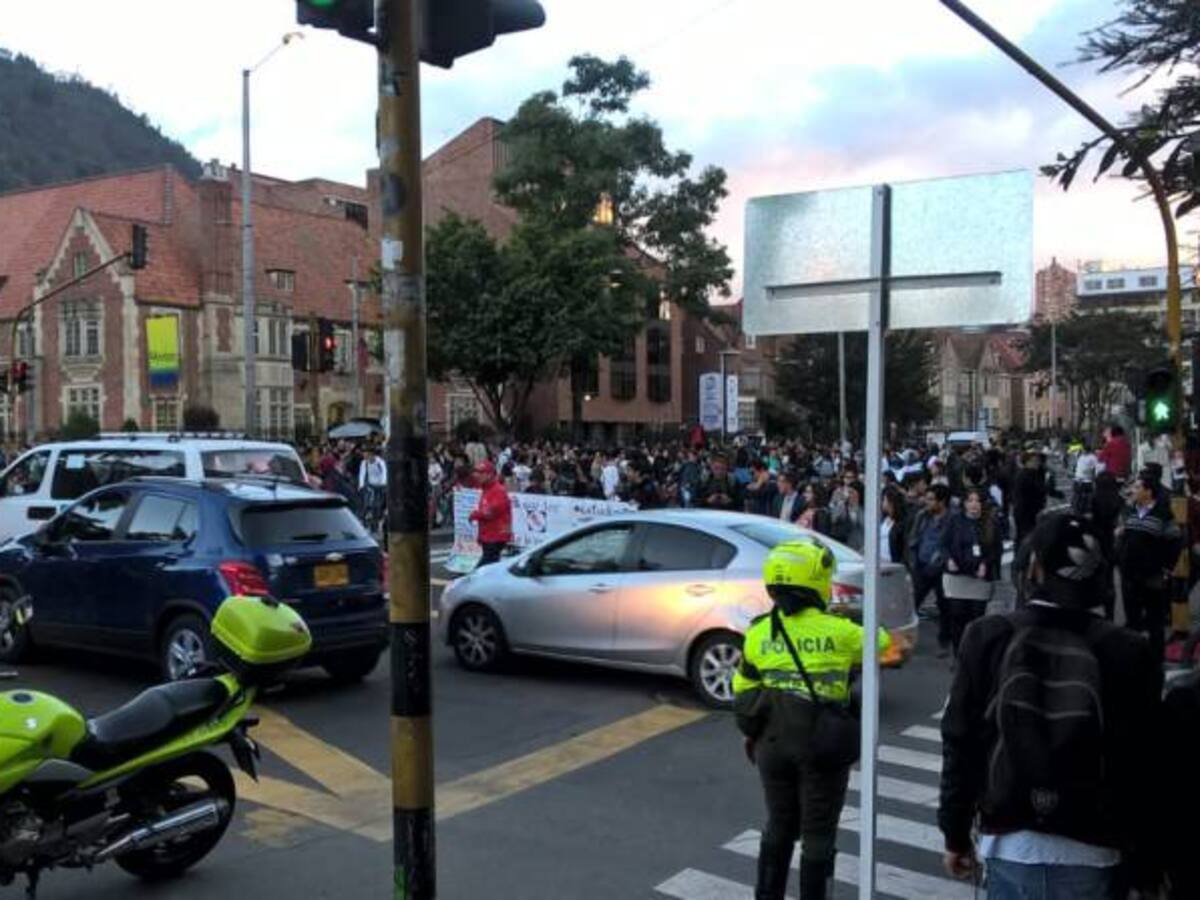 Bloqueos en varias vías de Bogotá por protestas de estudiantes