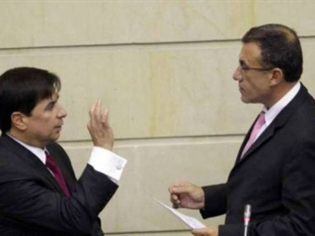 Demandan las investiduras de presidente y expresidente del Senado