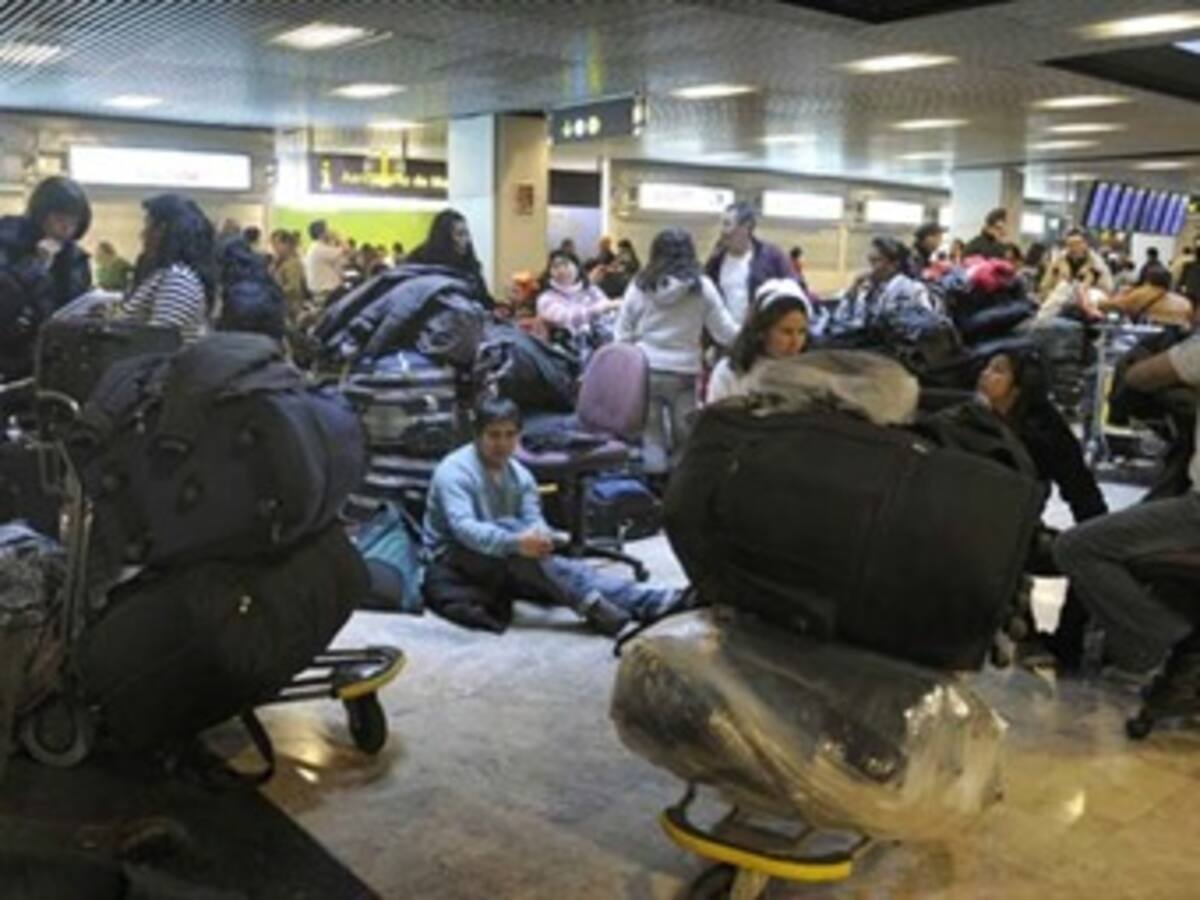 Cerca de 40 colombianos continúan varados en el aeropuerto de Barajas