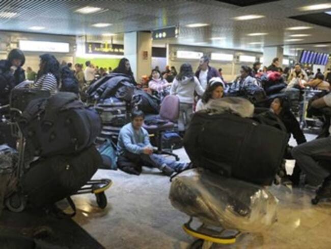 Cerca de 40 colombianos continúan varados en el aeropuerto de Barajas