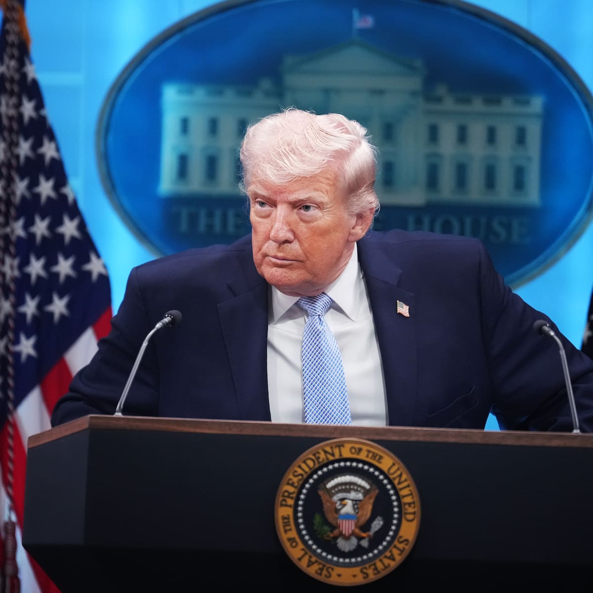 Trump afirma que EE.UU. se apoderó de un barco iraní que intentó burlar el bloqueo naval