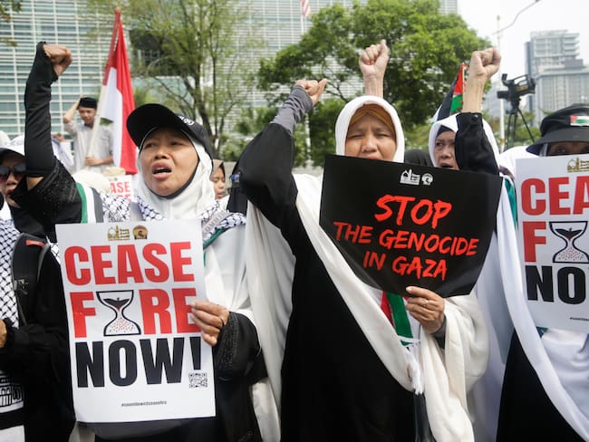 Jakarta (Indonesia), 17/05/2024.- Indonesian muslim activists hold banner reading &quot;Ceasefire now&quot; as they protest in support Palestinian people in front of US Embassy in Jakarta, Indonesia, 17 May 2024. Hundreds of Indonesian muslim activists stage a solidarity rally in front of US Embassy urge US goverment to not supporting Israel to occupated Palestine. (Protestas) EFE/EPA/BAGUS INDAHONO