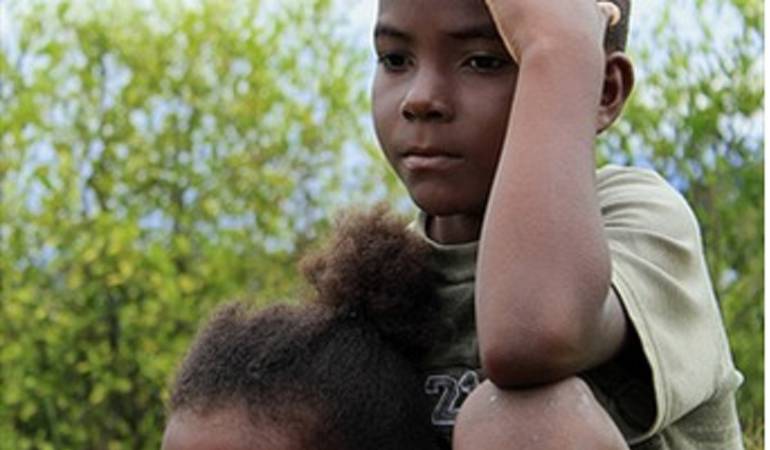 Los padres demandarán penalmente al funcionario que insulto al niño en Bogotá.