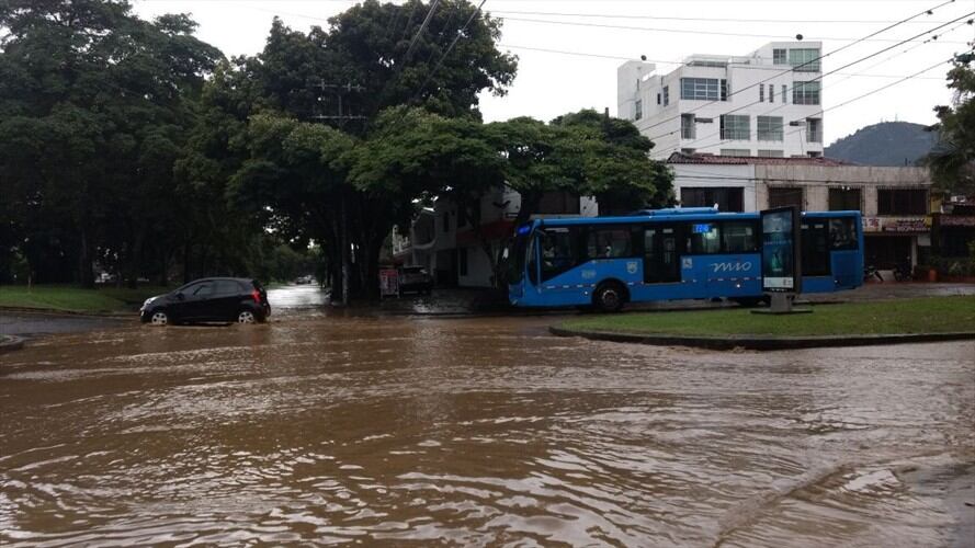 Vías inundadas y varios árboles caídos es el balance preliminar del fuerte aguacero que cayó en la sultana del Valle.. Foto: Cortesía: Erika Rebolledo
