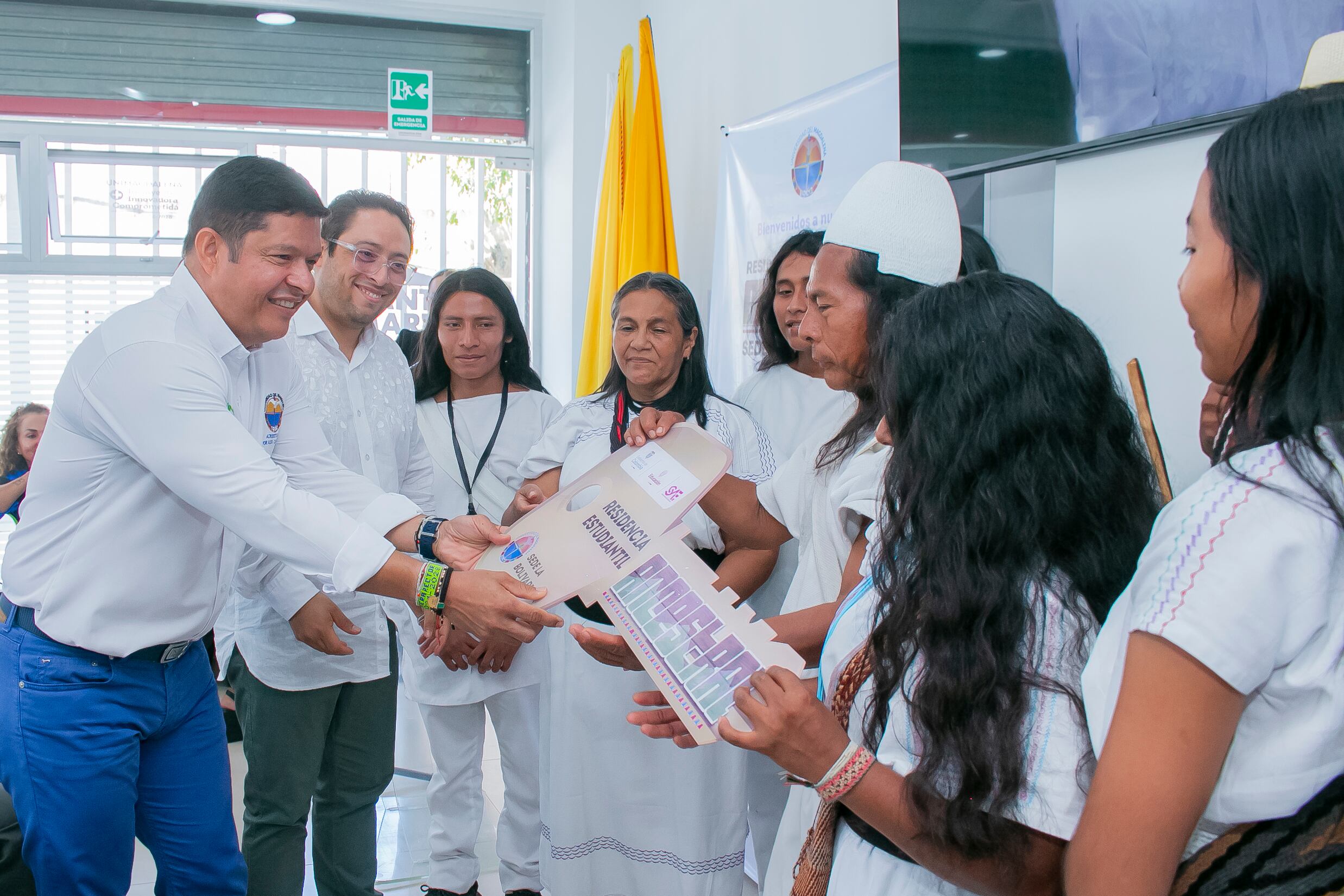 El rector Pablo Vera, en compañía del viceministro de Educación Superior, Ricardo Moreno, inauguró la Residencia Estudiantil Ancestral