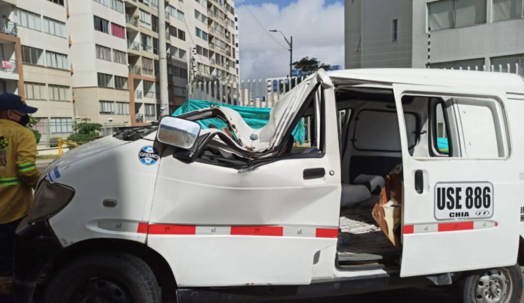 Caída de un poste sobre un vehículo en el norte de Barranquilla
