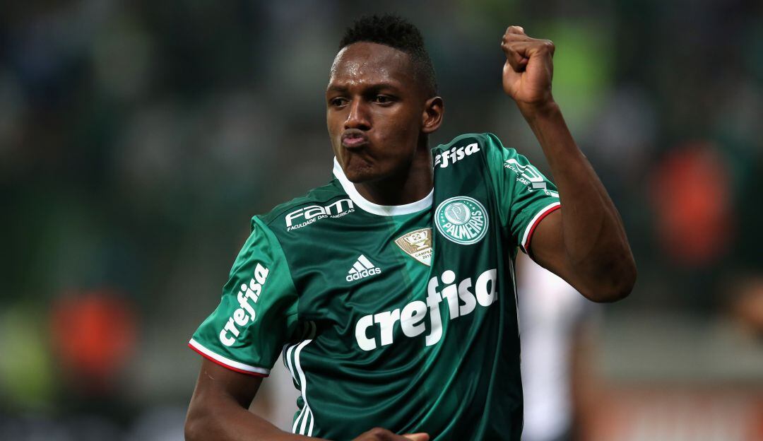 Yerry Mina tras su anotación en el partido entre Palmeiras y Santos por el Campeonato Brasileño 2016.