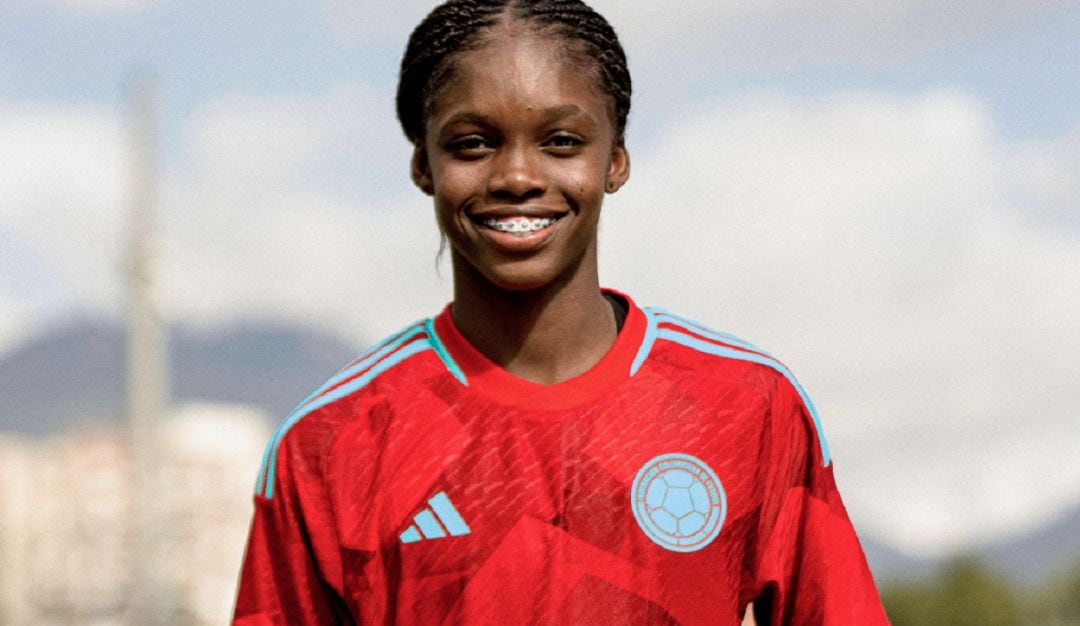Linda Caicedo, mejor jugadora de la pasada Copa América, luce la nueva camiseta de la Selección Colombia.