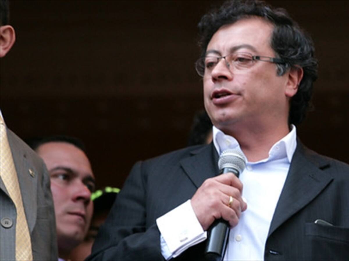 Contraloría permitió que se robaran dinero de obras de valorización: Petro