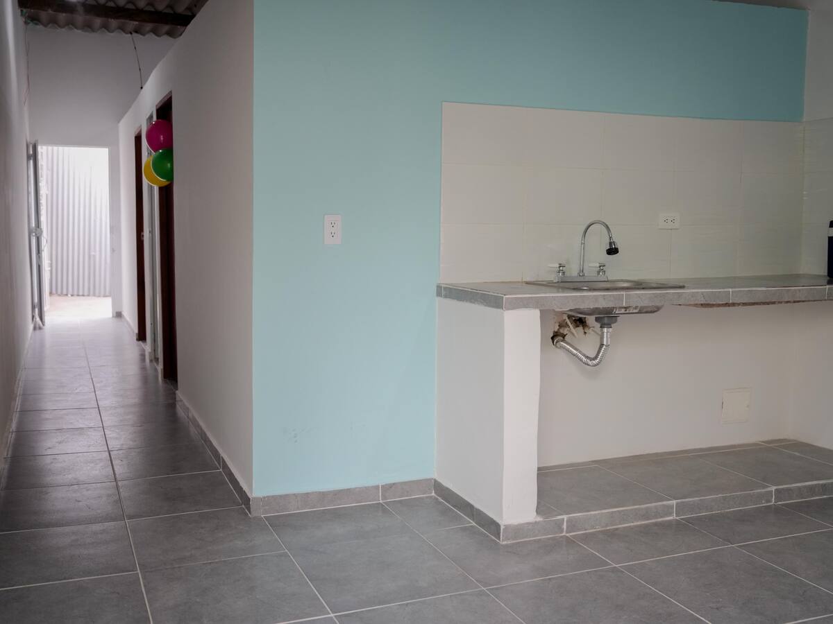 Gobernador de Bolívar entregó casa nueva a adulta mayor en el sur de Cartagena