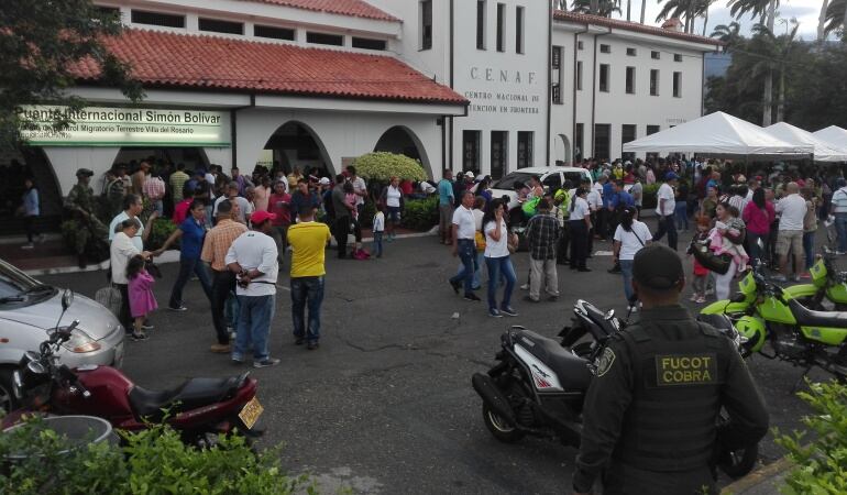 Venezolanos ingresando a Colombia por el puente internacional Simón Bolívar en Cúcuta