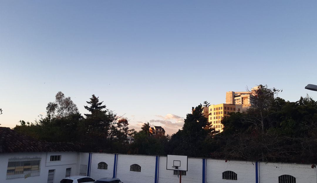 Hermoso atardecer en la ciudad de Armenia