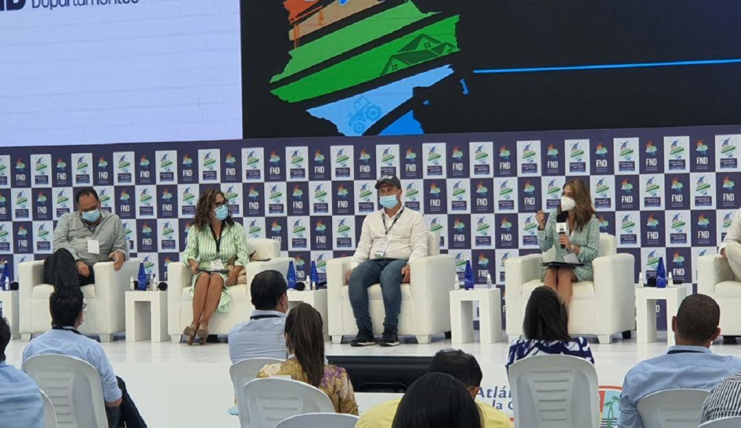 Panel Inversión extranjera, exportación, desarrollo inmobiliario y empleo; moderado por Diana Calderón.