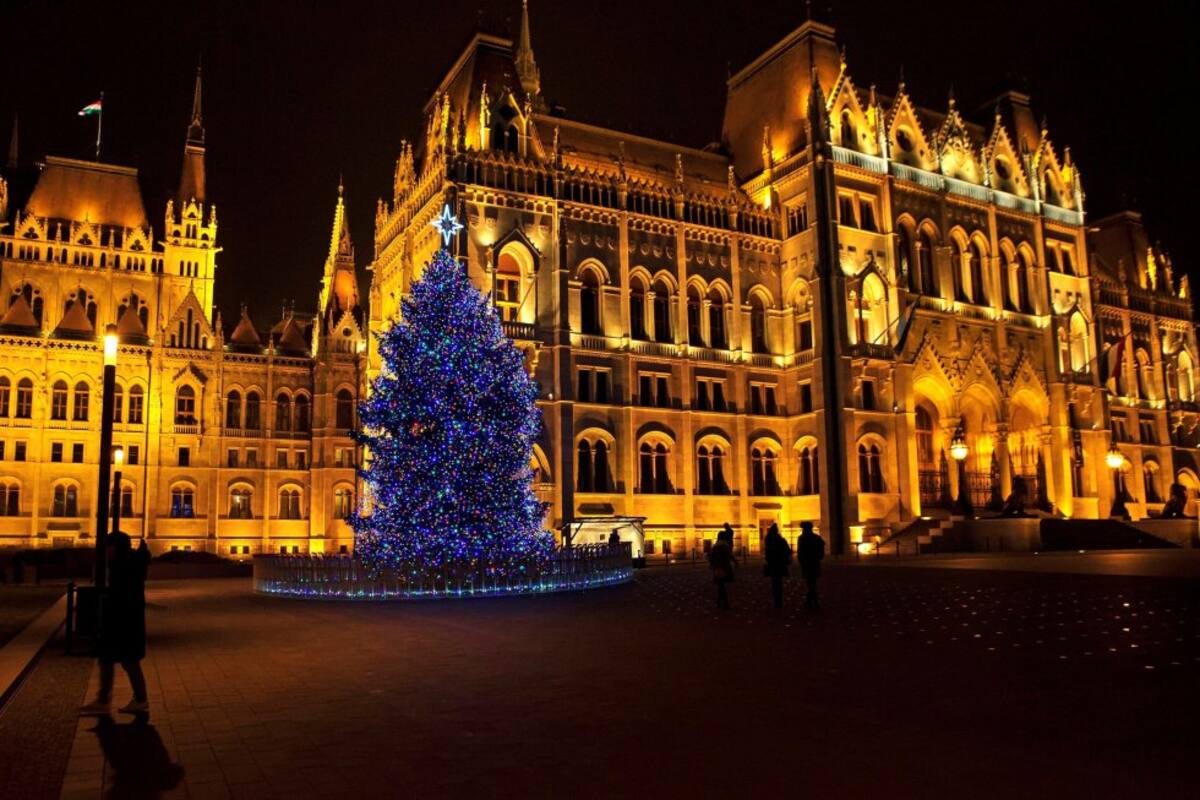 Vista de un árbol de navidad iluminado delante del Parlamento en la plaza Kossuth de Budapest (Hungría)