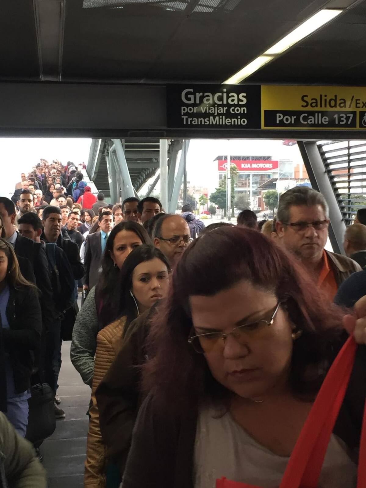 Se cumple una jornada más de día sin carro, ahora también sin moto. Saldrán de circulación 1.500.000 vehículos particulares y 425.000 motocicletas. La medida se extenderá hasta las 7:30 de la noche.
