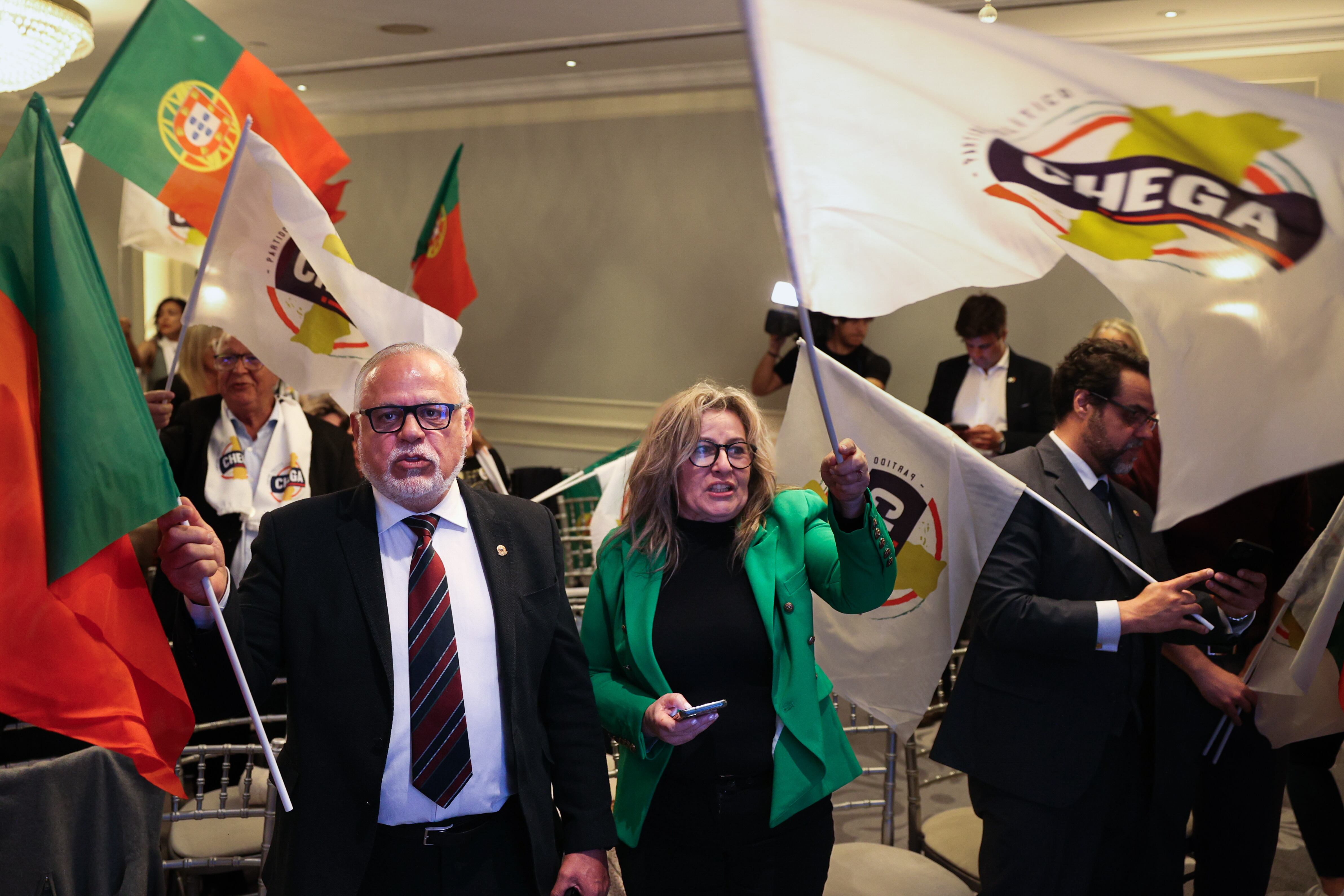 Lisboa (Portugal), 18/05/2025.- Supporters of the right party Chega (Enough) cheer to the projected results on the evening of legislative elections 2025 at Party's campaign headquarters in Lisbon, Portugal, 18 May 2025. More than 10.8 million voters living in Portugal and abroad will be asked to vote in these early parliamentary elections and choose from among the 21 competing political forces the party they believe should form the next government and elect the 230 seats of the Assembly of the Republic for the next legislature. (Elecciones, Lisboa) EFE/EPA/TIAGO PETINGA