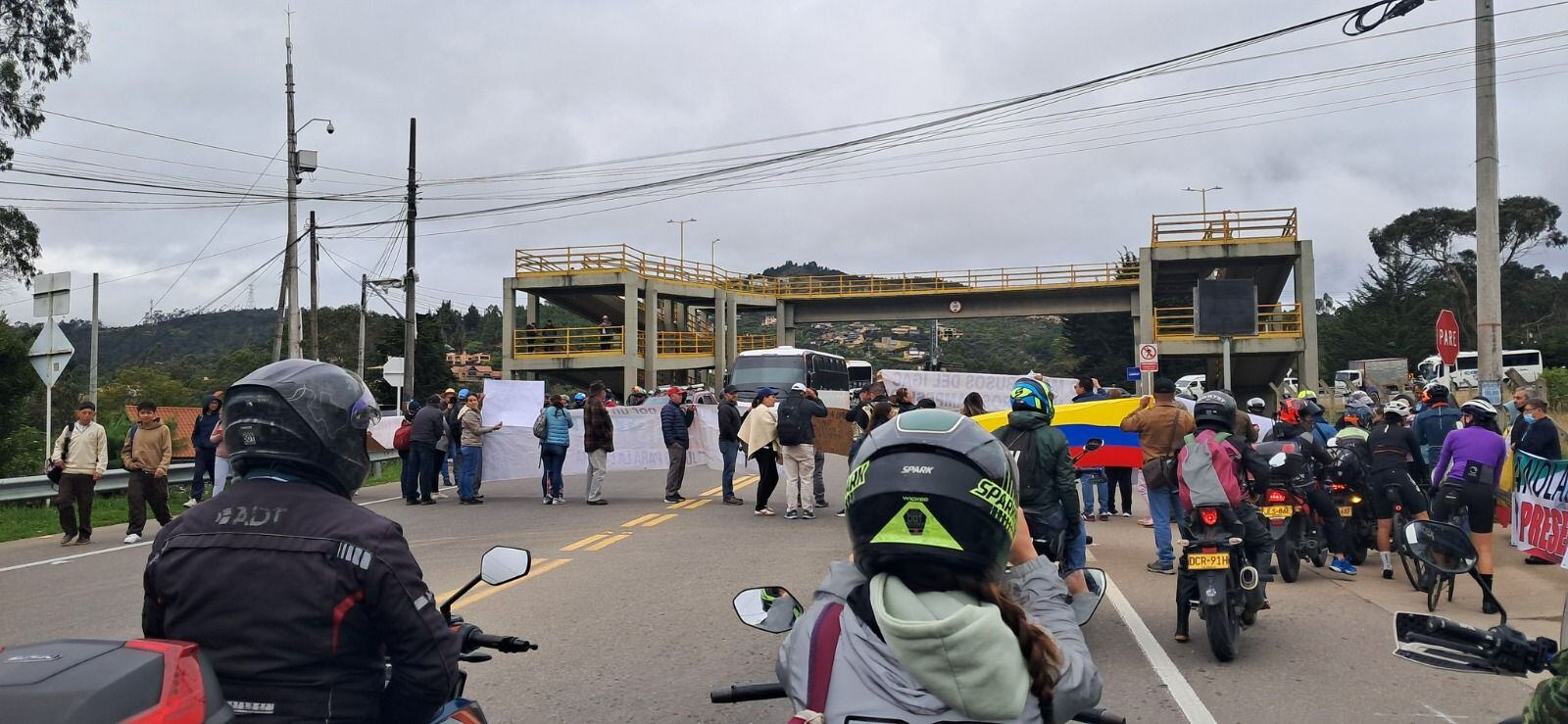 Cierre total en vía La Calera, decenas de personas se han visto perjudicadas.