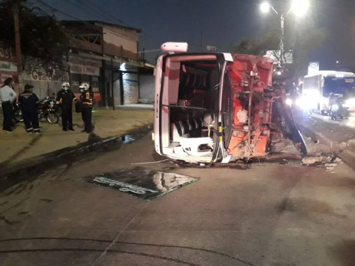Bus de servicio especial terminó volcado en la avenida Crisanto Luque