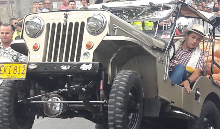 Facebook Caracol radio Armenia 1150am Tw @caracolRArmenia línea WhatsApp 3155681277