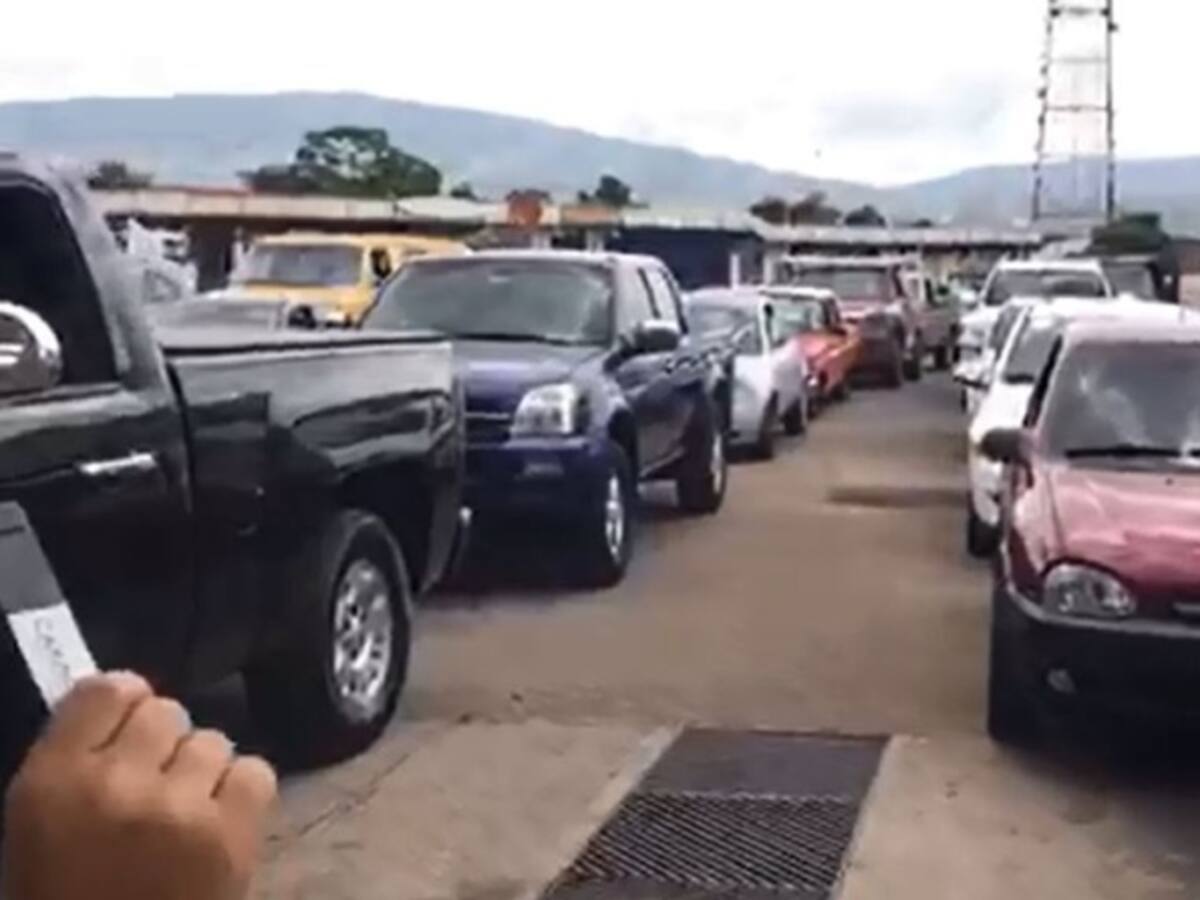 Largas filas hacen tachirenses para abastecer gasolina