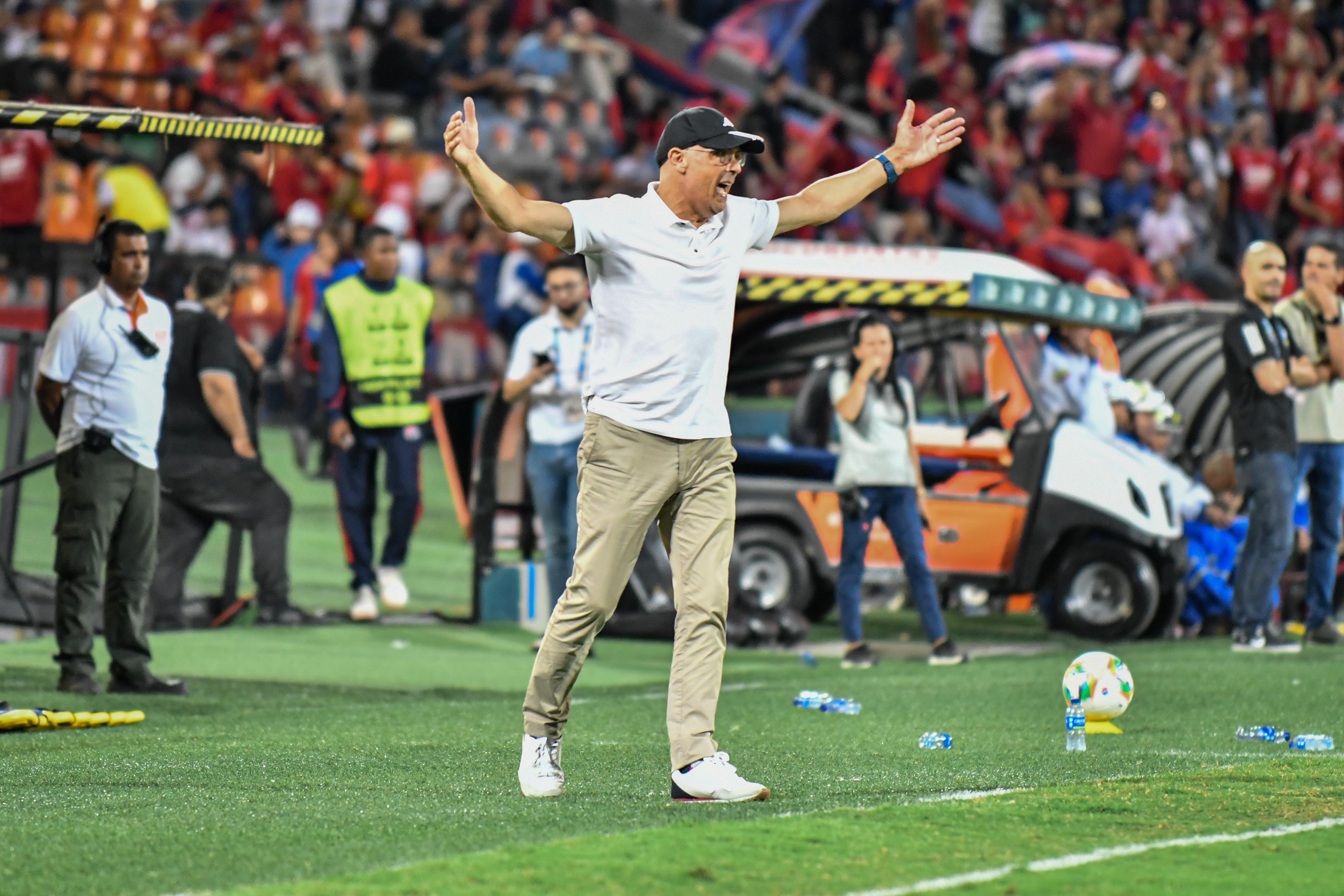 Alfredo Arias, DT del Junior, durante su visita al Medellín / Colprensa.