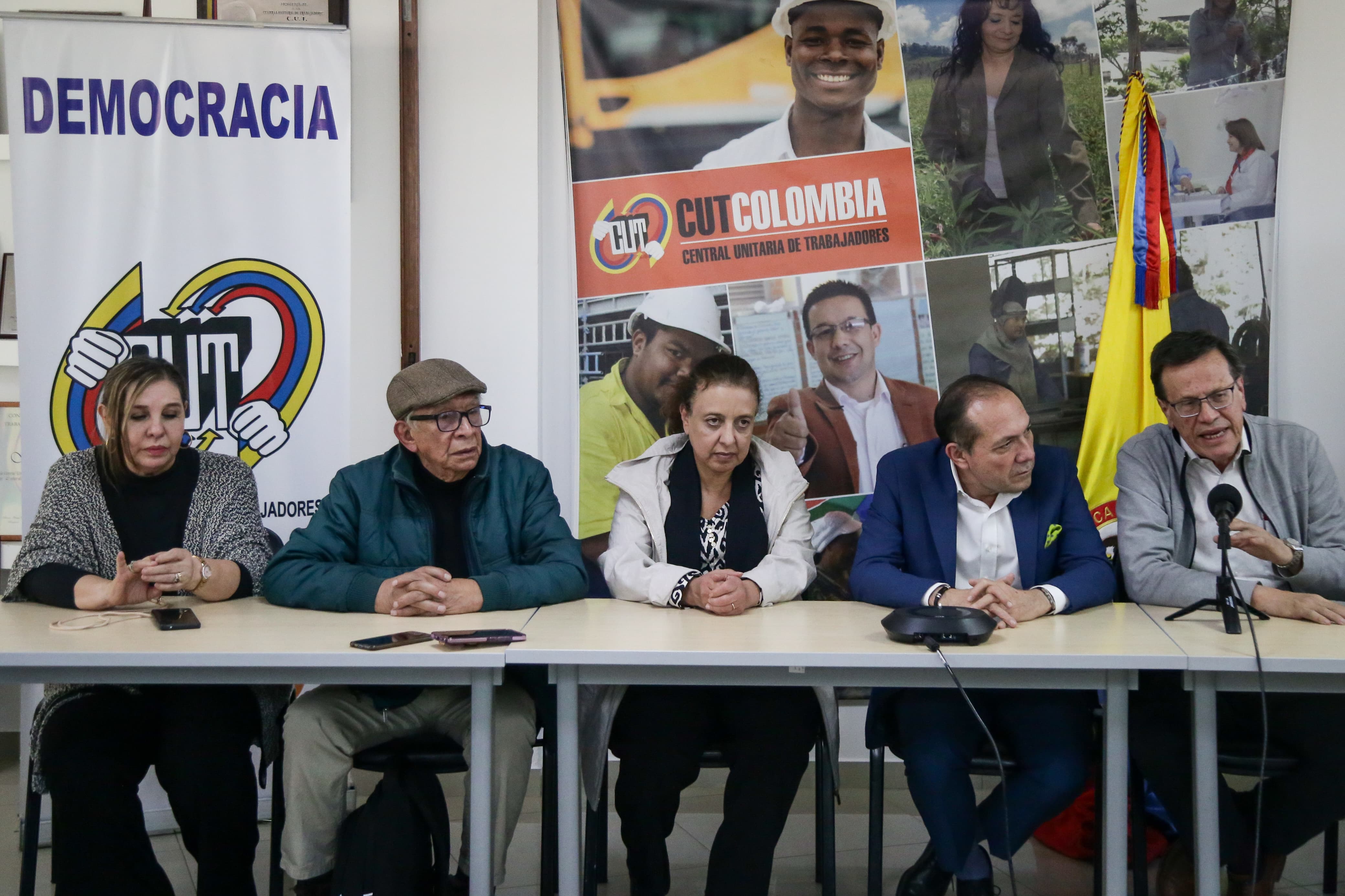 El ministro de Trabajo, Antonio Sanguino, y los l[ideres de las centrales sindicales, CUT, CGT, CTC y las confederaciones de pensionados CDP y CPC.